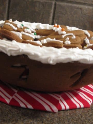 gingerbread bowl made out of gingerbread with gingerbread men in it