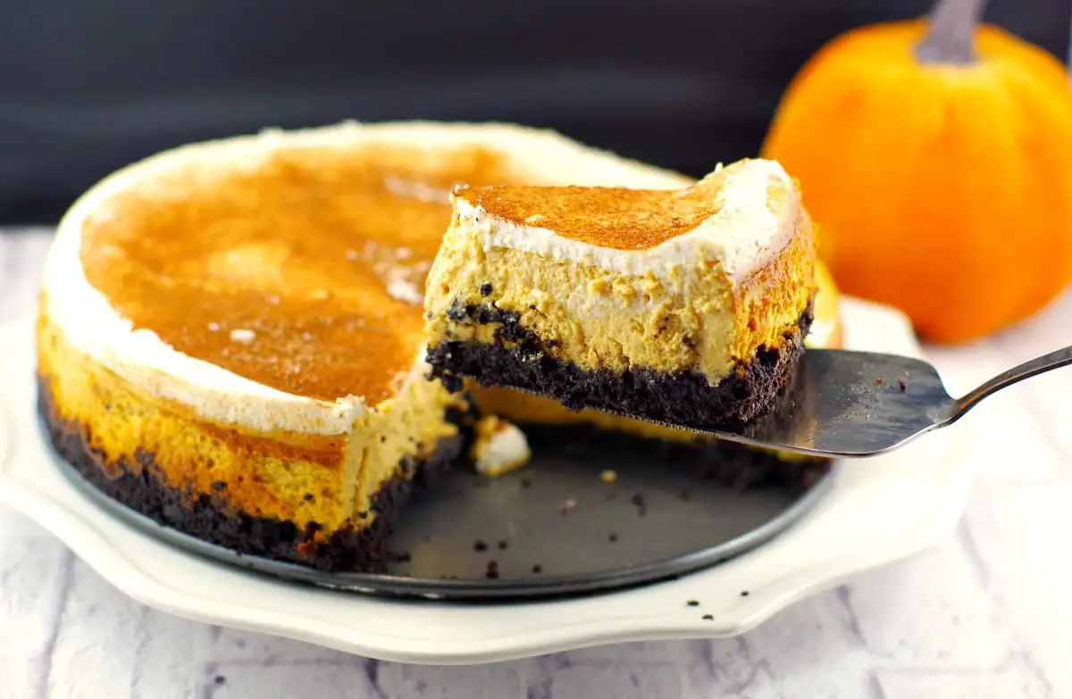 Skinny Pumpkin Cheesecake #Thanksgivingdessert, #pumpkindessert - Foodmeanderings.com