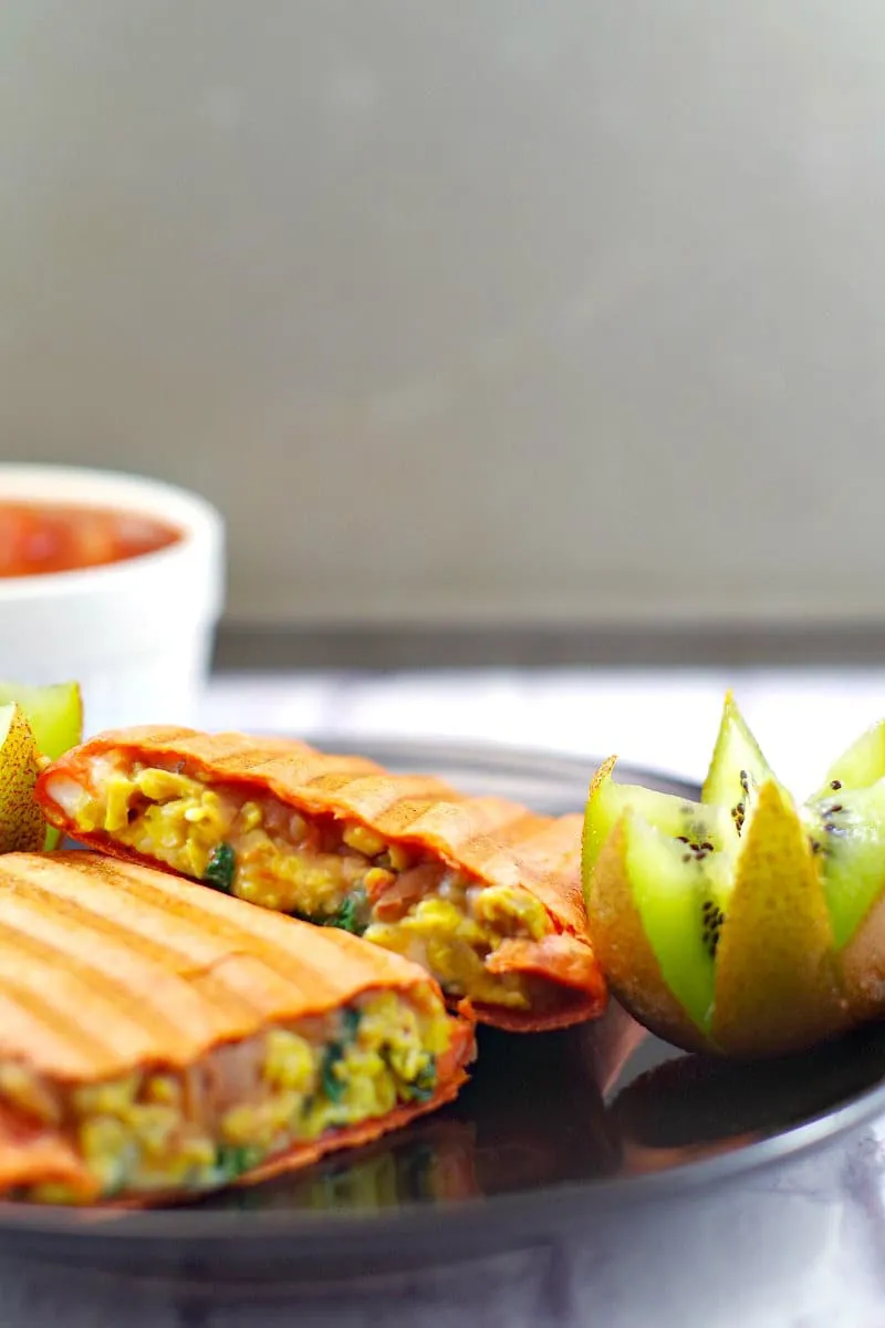 Healthy Mediterranean Breakfast Burritos | freezable - Foodmeanderings.com 