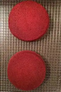 Crumb-free red velvet cake for frosting