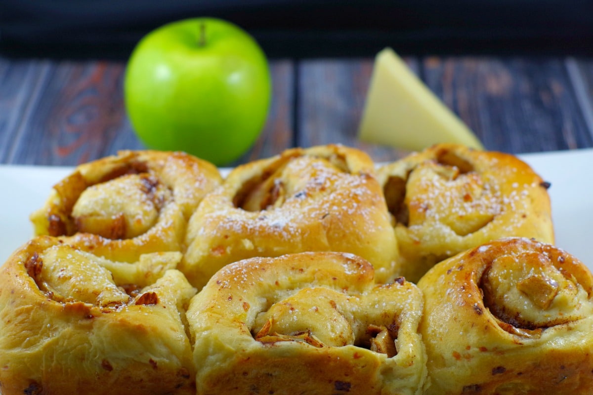 Apple Pie cinnamon bun | #breadmachine #cinnamonrolls