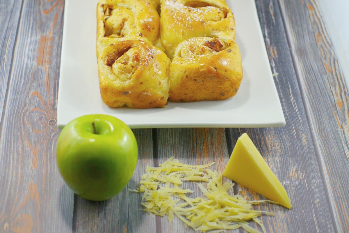 Apple Pie Gruyere Cinnamon Rolls | #breadmachine #cinnamonbuns - Foodmeanderings.com