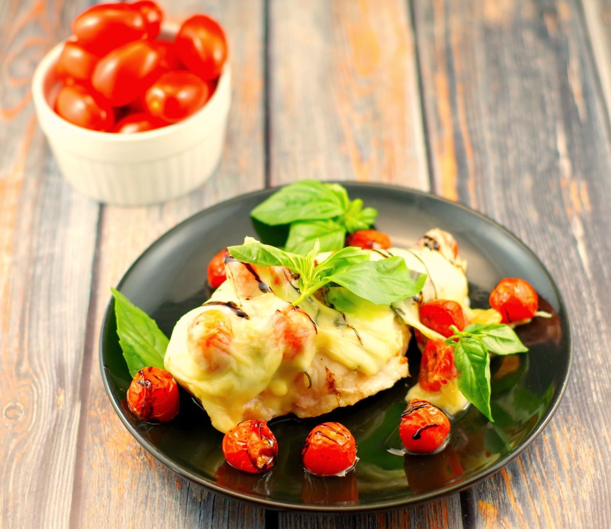 Caprese Sheet Pan Chicken dinner | #bakedchicken #chickenbreast recipes - Foodmeanderings.com