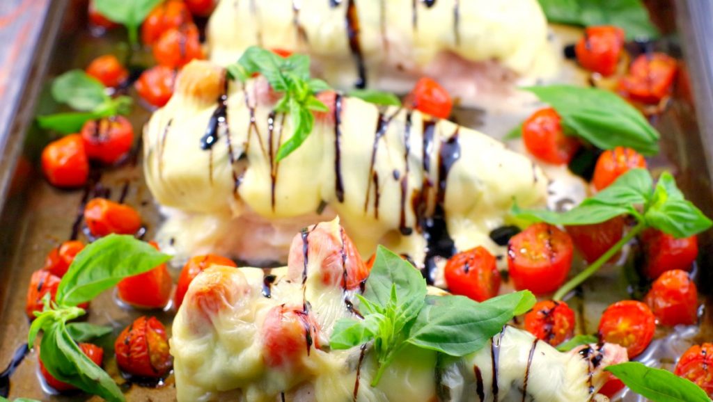 Caprese Sheet Pan chicken breast recipe | #chickenbreastrecipe, #ovenbakedchicken