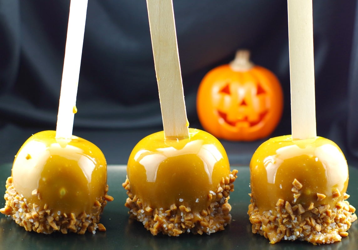 Salted Toffee Caramel Apples | #caramelapples - Foodmdeanderings.com