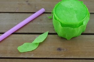 2 leaves cut from crepe with straw and roll of green crepe papaer