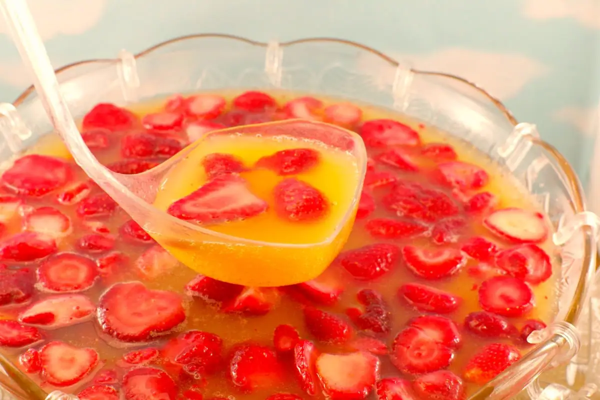 Sparkling Strawberry Party Punch | non alcoholic- foodmeanderings.com