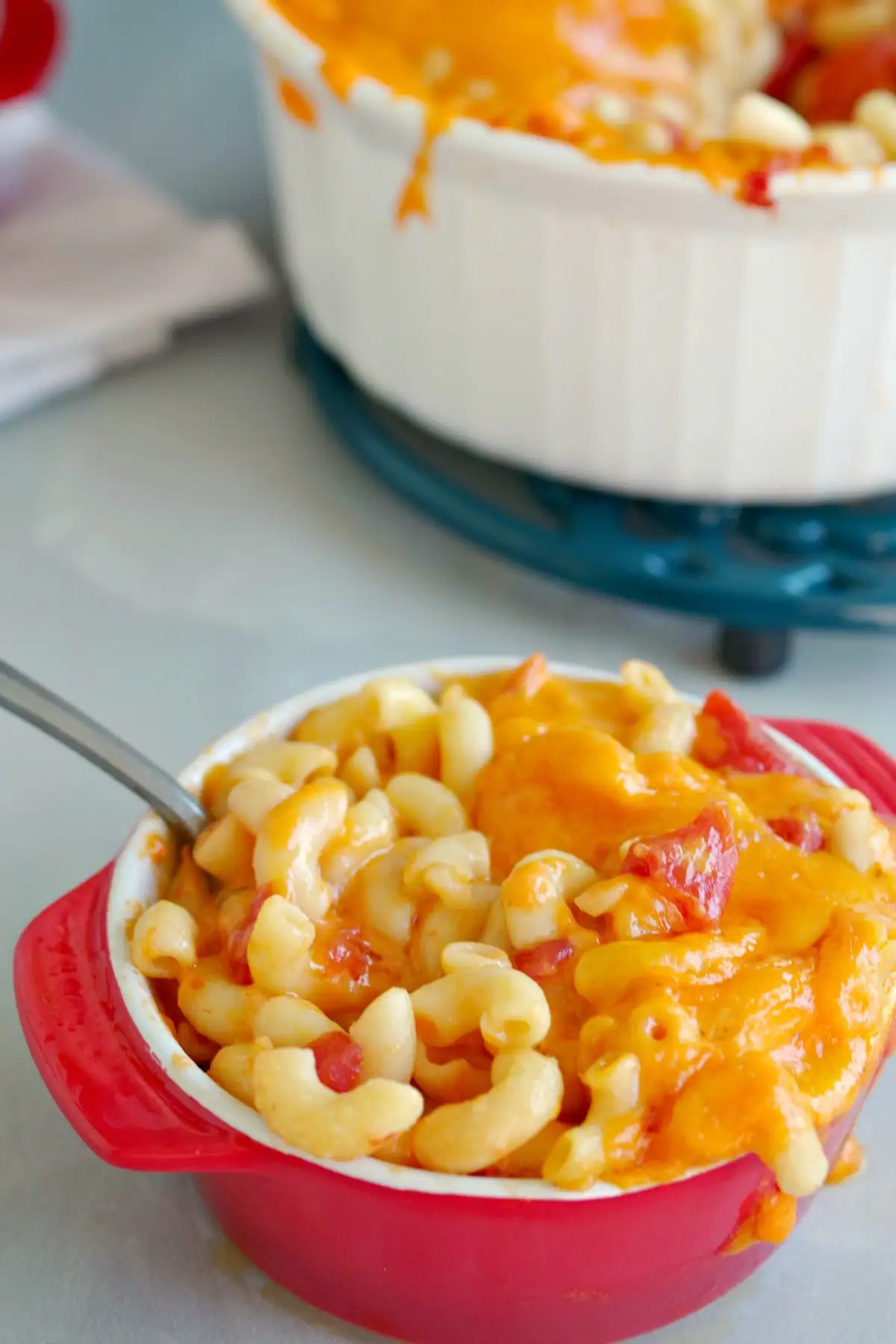macaroni cheese and tomatoes in red bowl