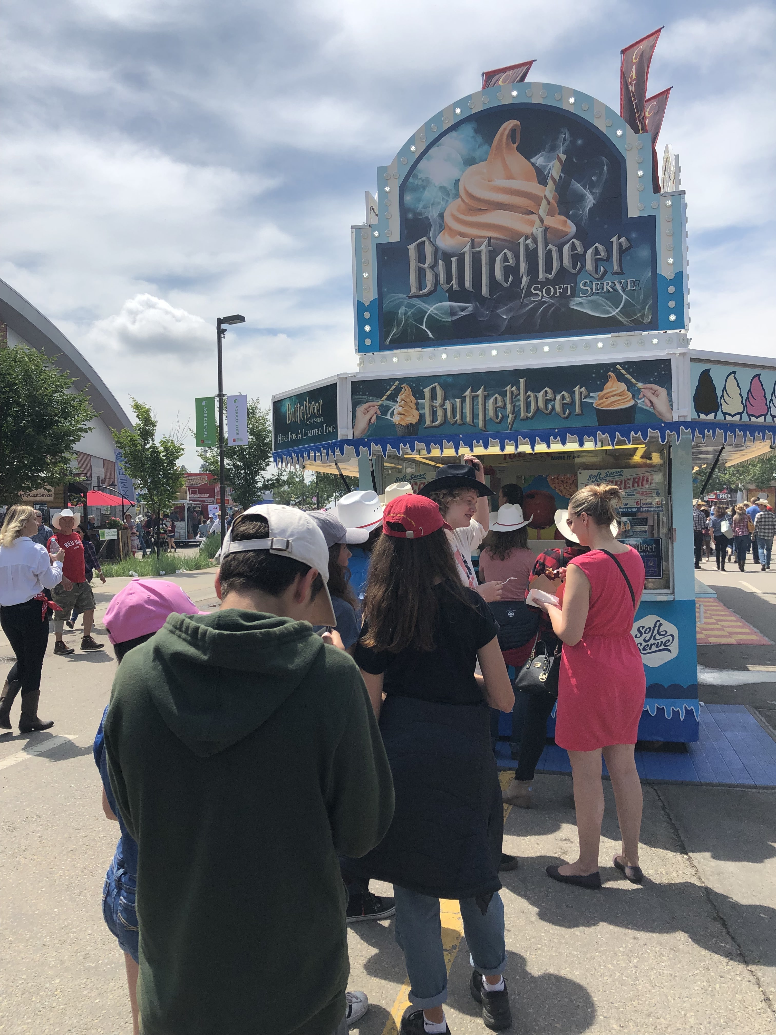 line up for butterbeer ice cream at Stampede 2019