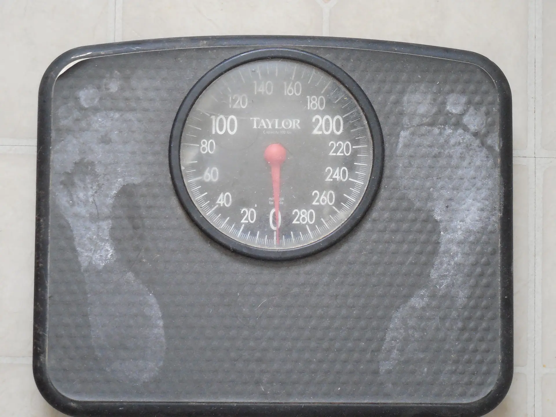 bathroom scale with foot prints