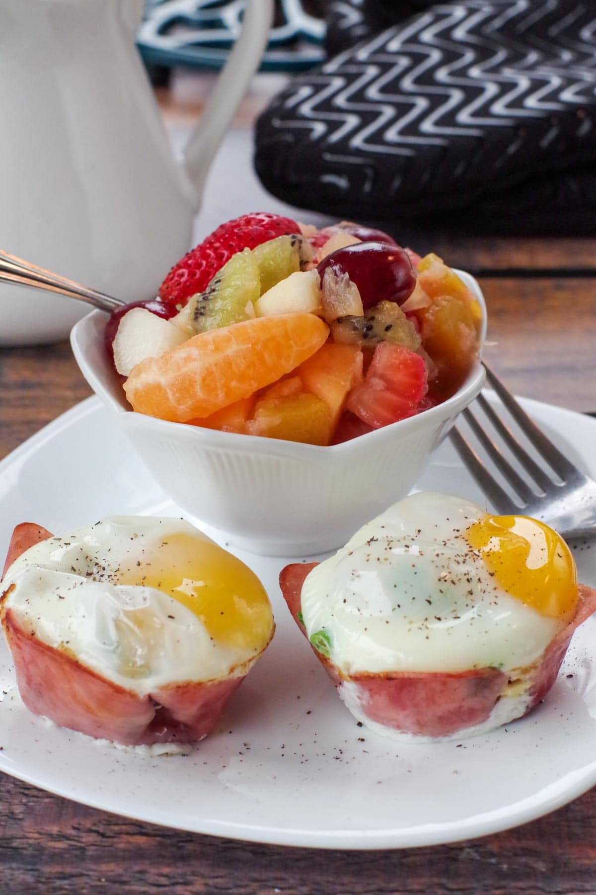 Easy Eggs Benedict with Prosciutto & Artichoke & Red Pepper Hollandaise
