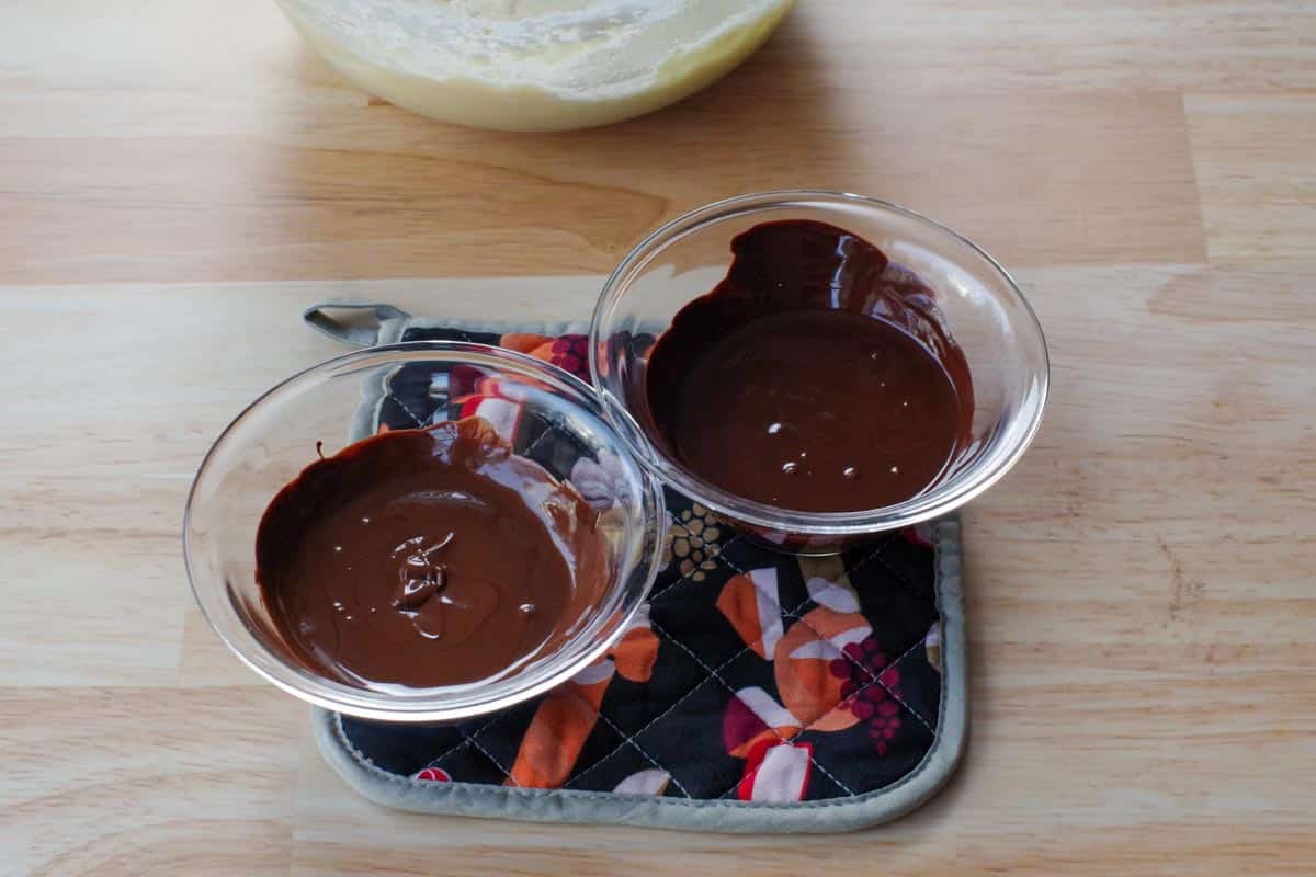 2 kind of chocolate melted in 2 glass bowls