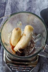 ingredient in Oreo banana milkshake in blender