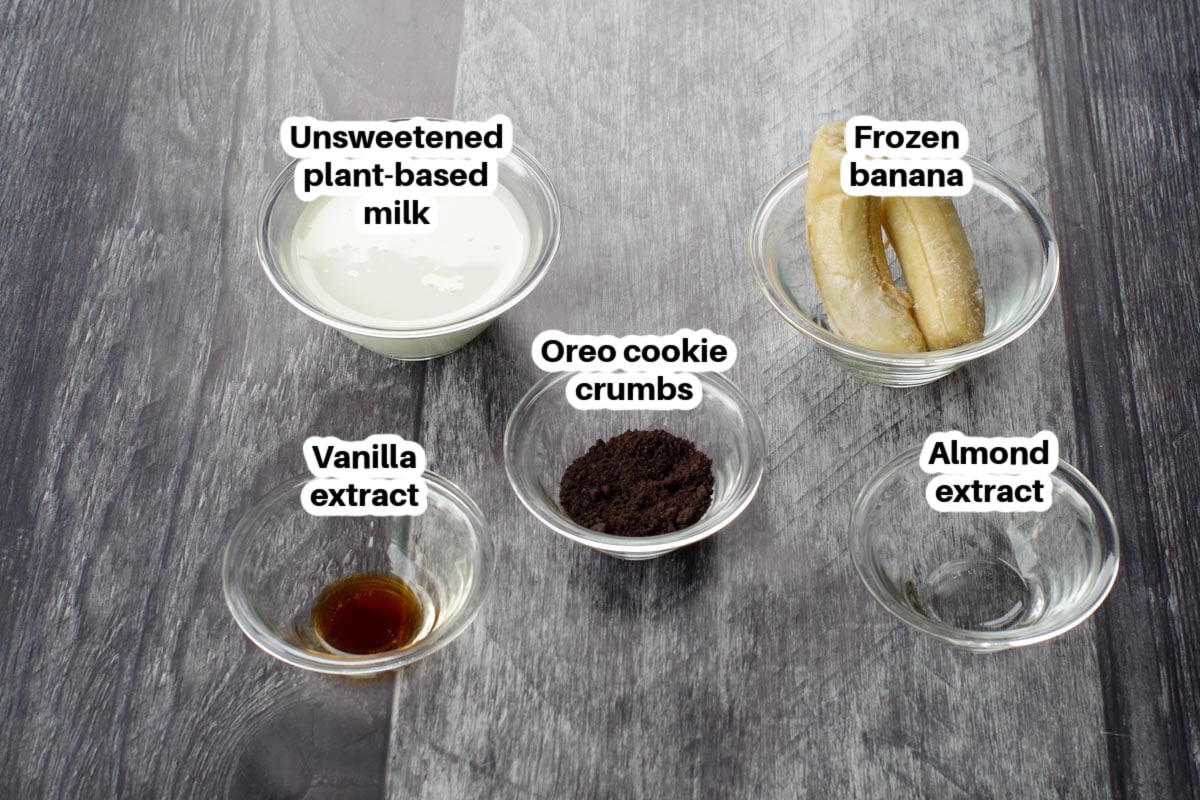 ingredients in Oreo banana milkshake in glass bowls, labelled