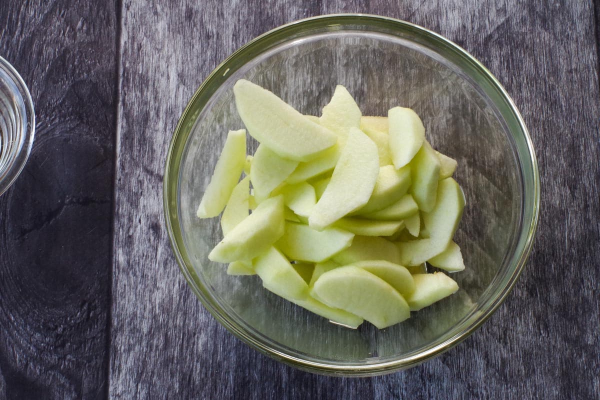 sliced apples in a glass bowl