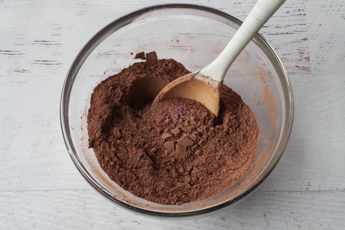 Dry ingredients mixed together in separate smaller bowl.