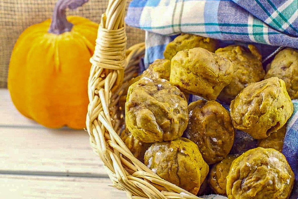 Healthy Pumpkin Pie Blondie Bites in a basket with a blue checkered towel.
